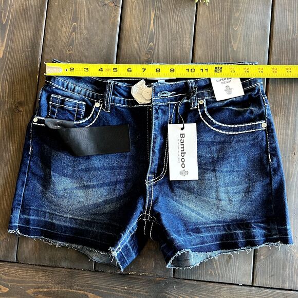 BLING Western BAMBOO Jean Shorts Rhinestones Bull Skull Embroidery  9/10 NEW NWT - Picture 12 of 14